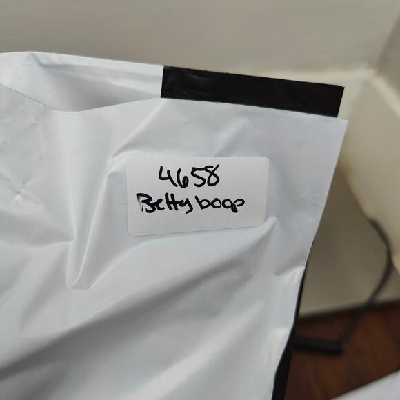 Vintage Universal Studios Betty Boop Cropped Tee Shirt Women Medium Black QT PIE - Picture 8 of 8